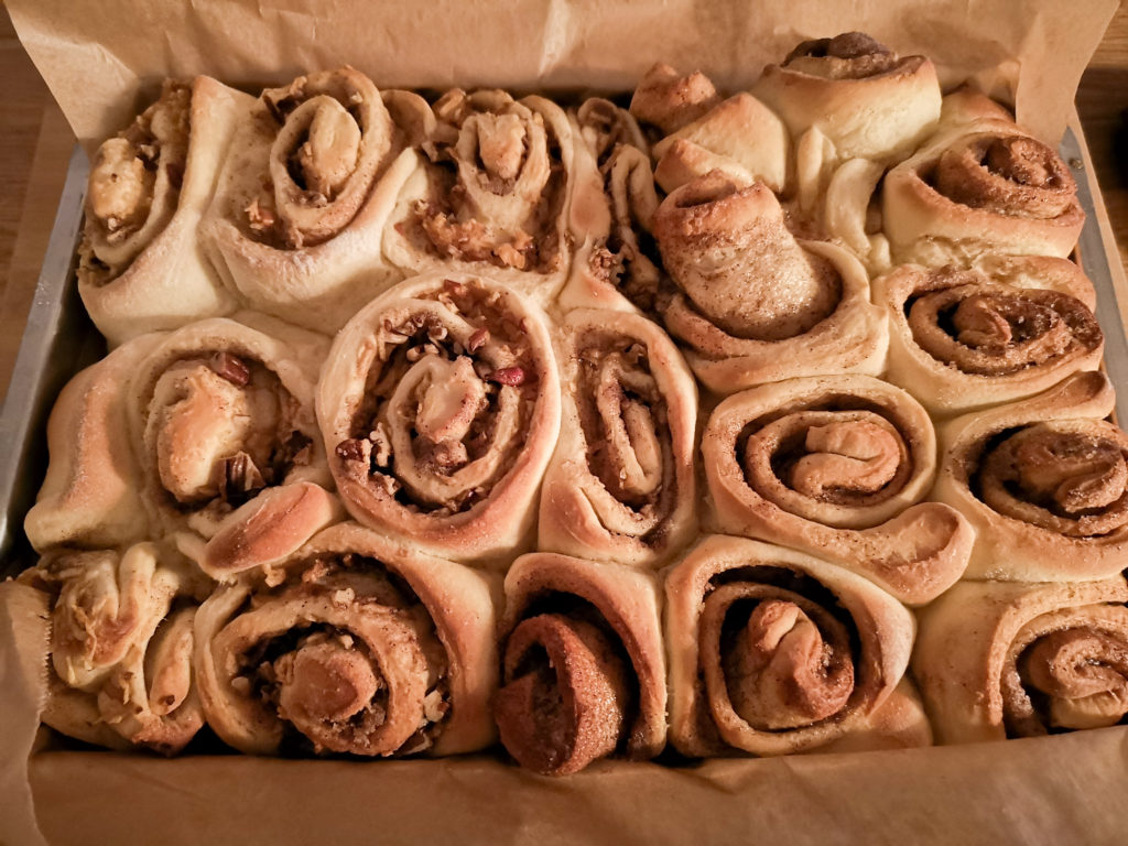 Saftige Zimtrollen mit Pekanüssen und Äpfeln - wie von Cinnabon - Cake ... Saftige Zimtrollen mit Pekanüssen und Äpfeln - wie von Cinnabon - Cake ...