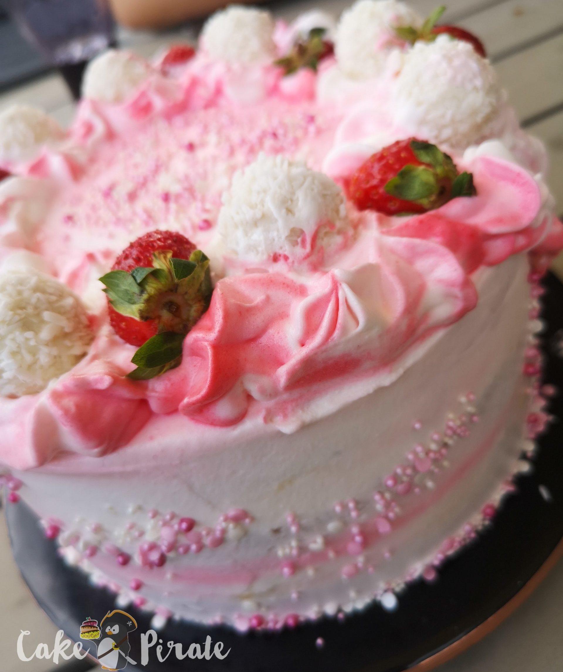 Cremige Erdbeer-Raffaelo-Torte