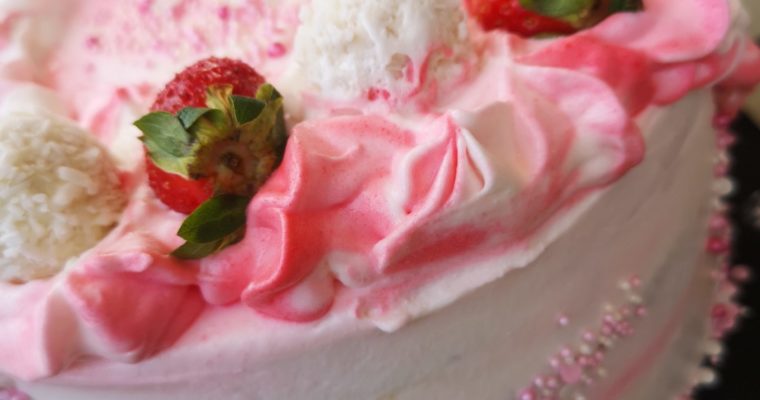 Cremige Erdbeer-Raffaelo-Torte